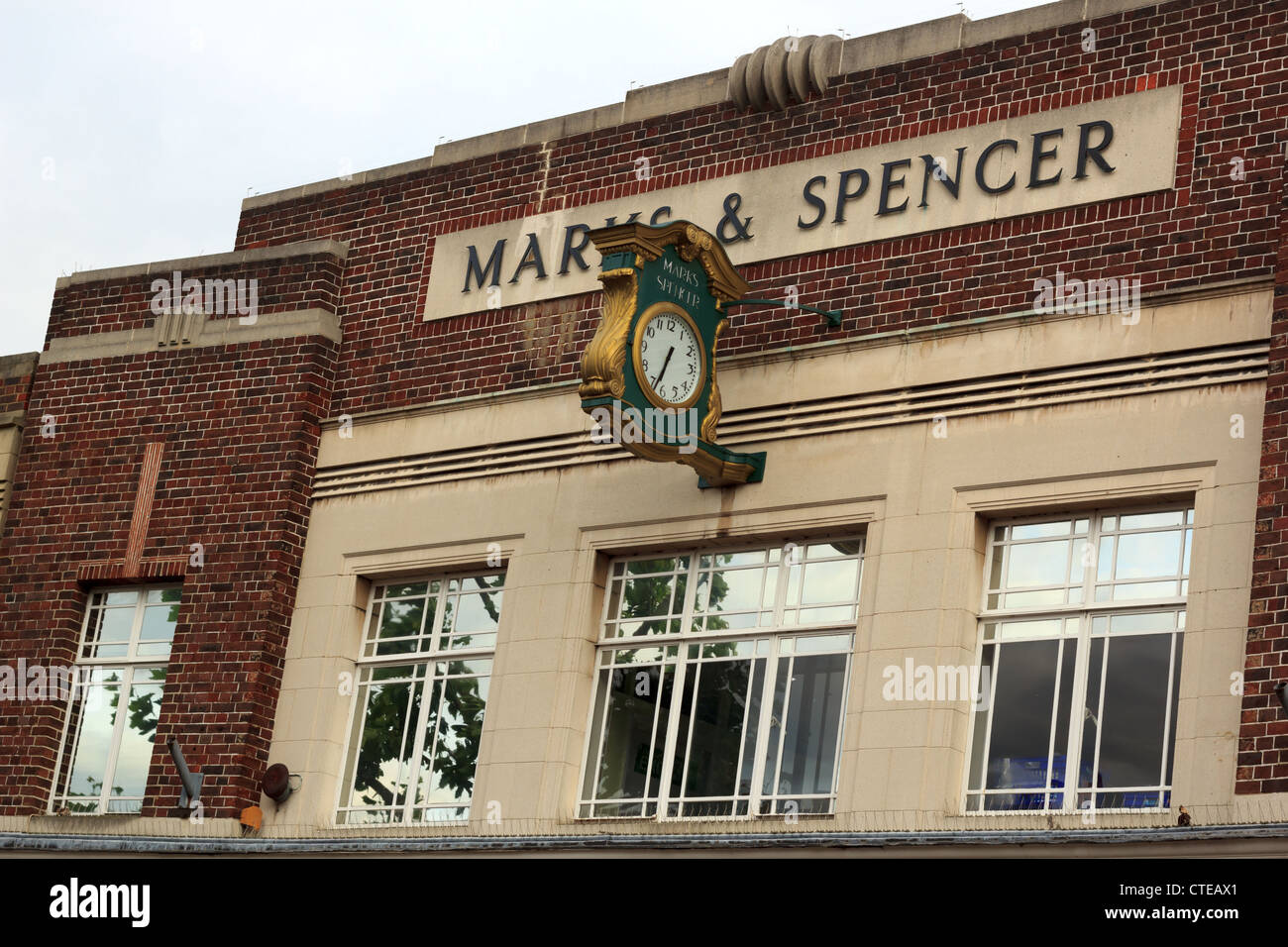 Marks and Spencer sign du magasin à Staines. Banque D'Images