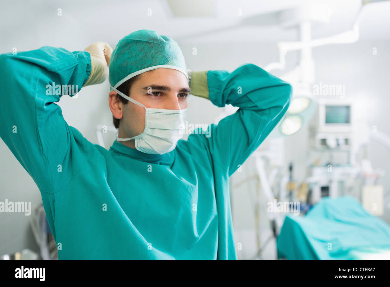 Son masque de chirurgien Banque D'Images