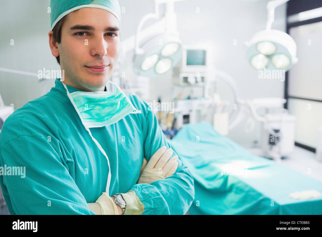 Chirurgien looking at camera Banque D'Images