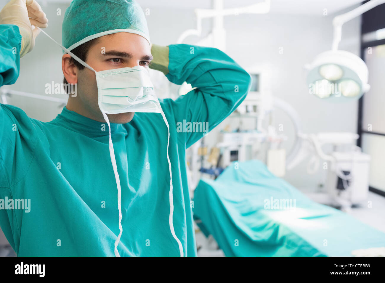 Mettre son masque chirurgien Banque D'Images