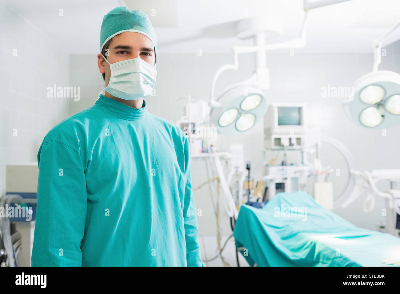 Surgeon standing dans une salle d'opération Banque D'Images