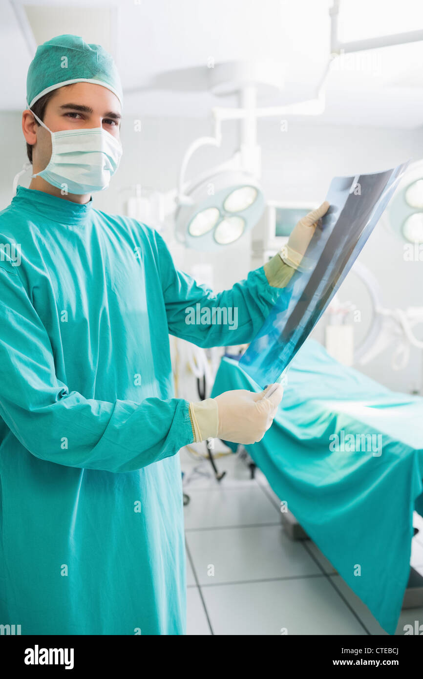 La tenue d'un chirurgien X-ray Banque D'Images