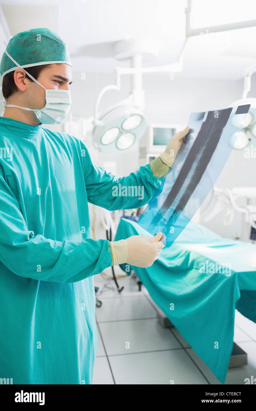 La tenue d'un chirurgien X-ray en regardant il Banque D'Images