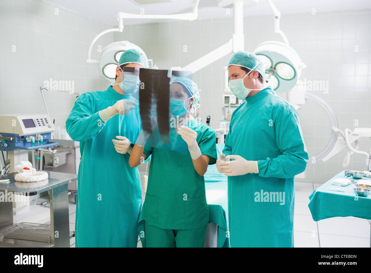 L'équipe chirurgicale parle d'un X-ray Banque D'Images