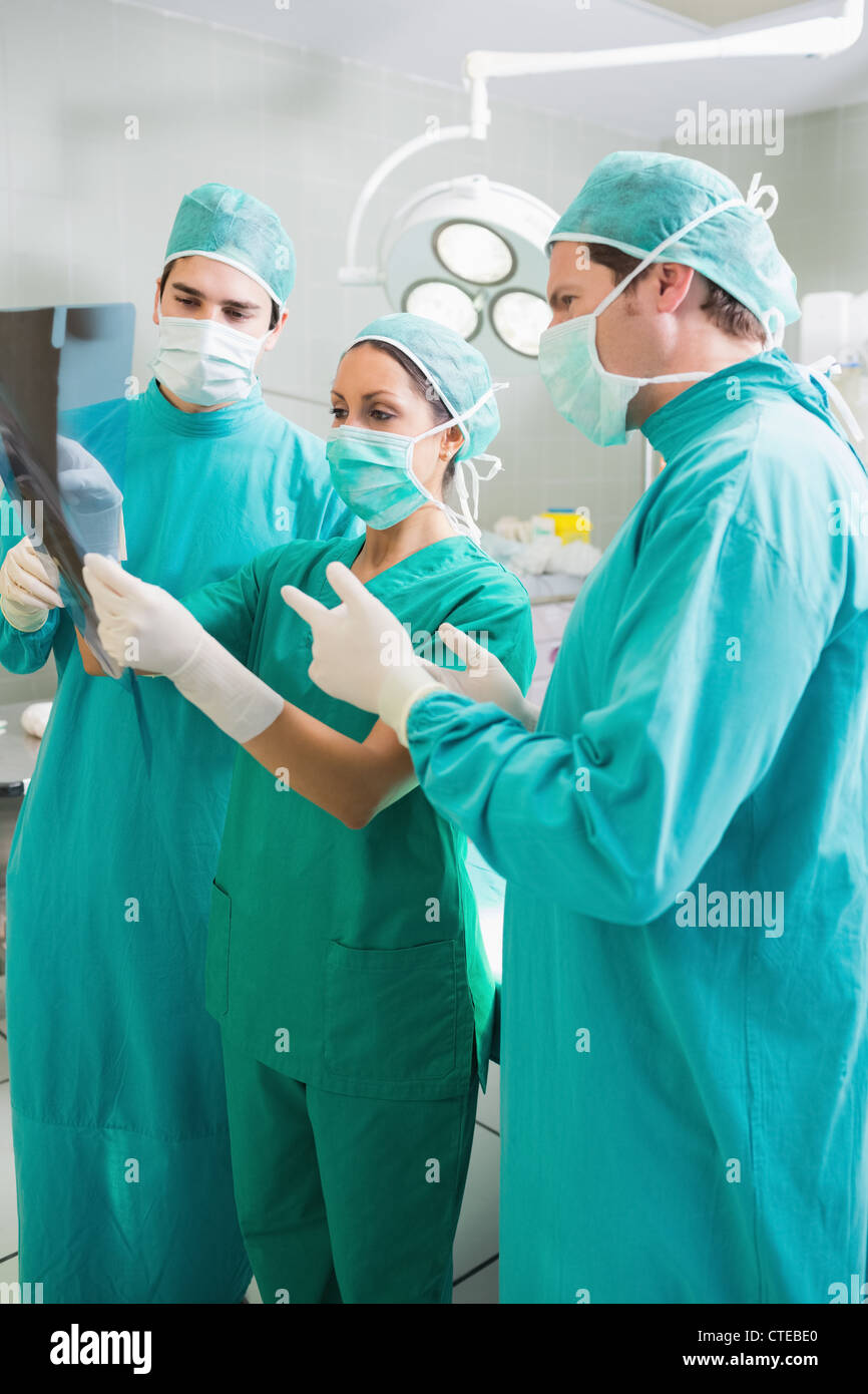 Close up d'une équipe chirurgicale en parlant d'un X-ray Banque D'Images