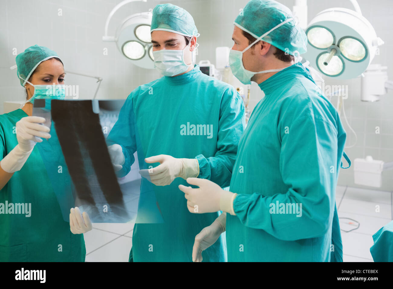 Close up d'une équipe chirurgicale parle d'un X-ray Banque D'Images
