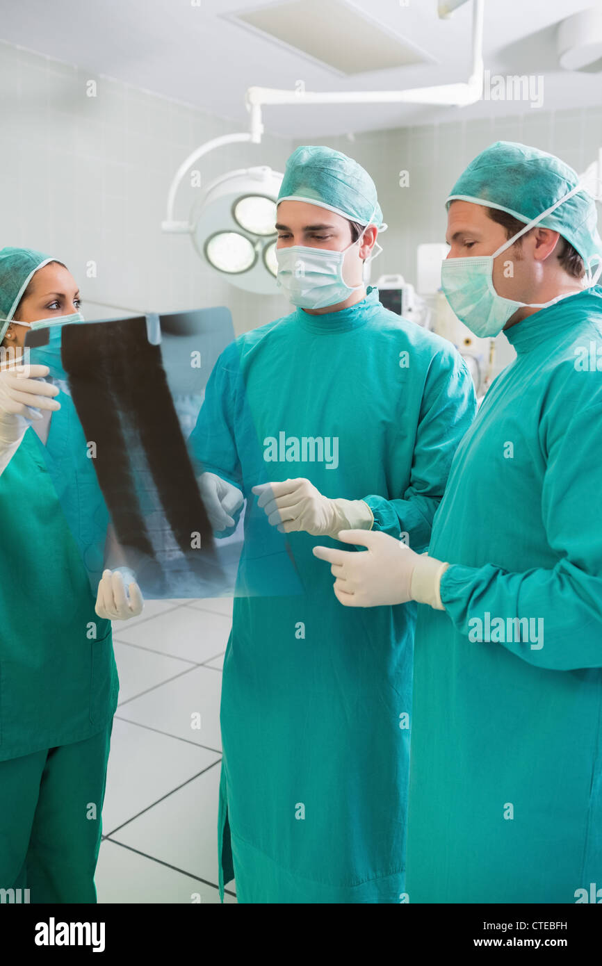 Close up d'une équipe chirurgicale de l'examen d'un X-ray Banque D'Images