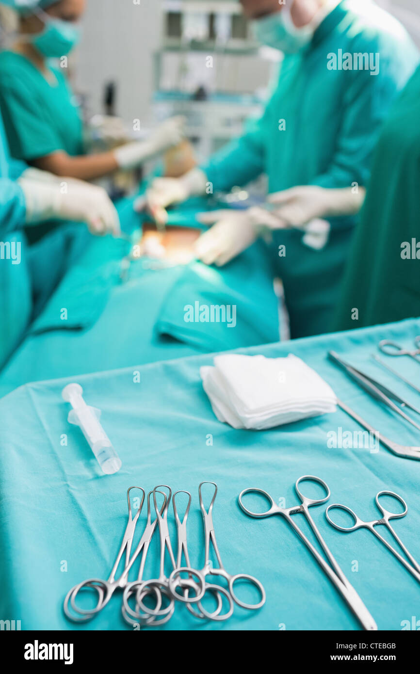 L'accent sur les outils chirurgicaux à côté de table d'opération Banque D'Images