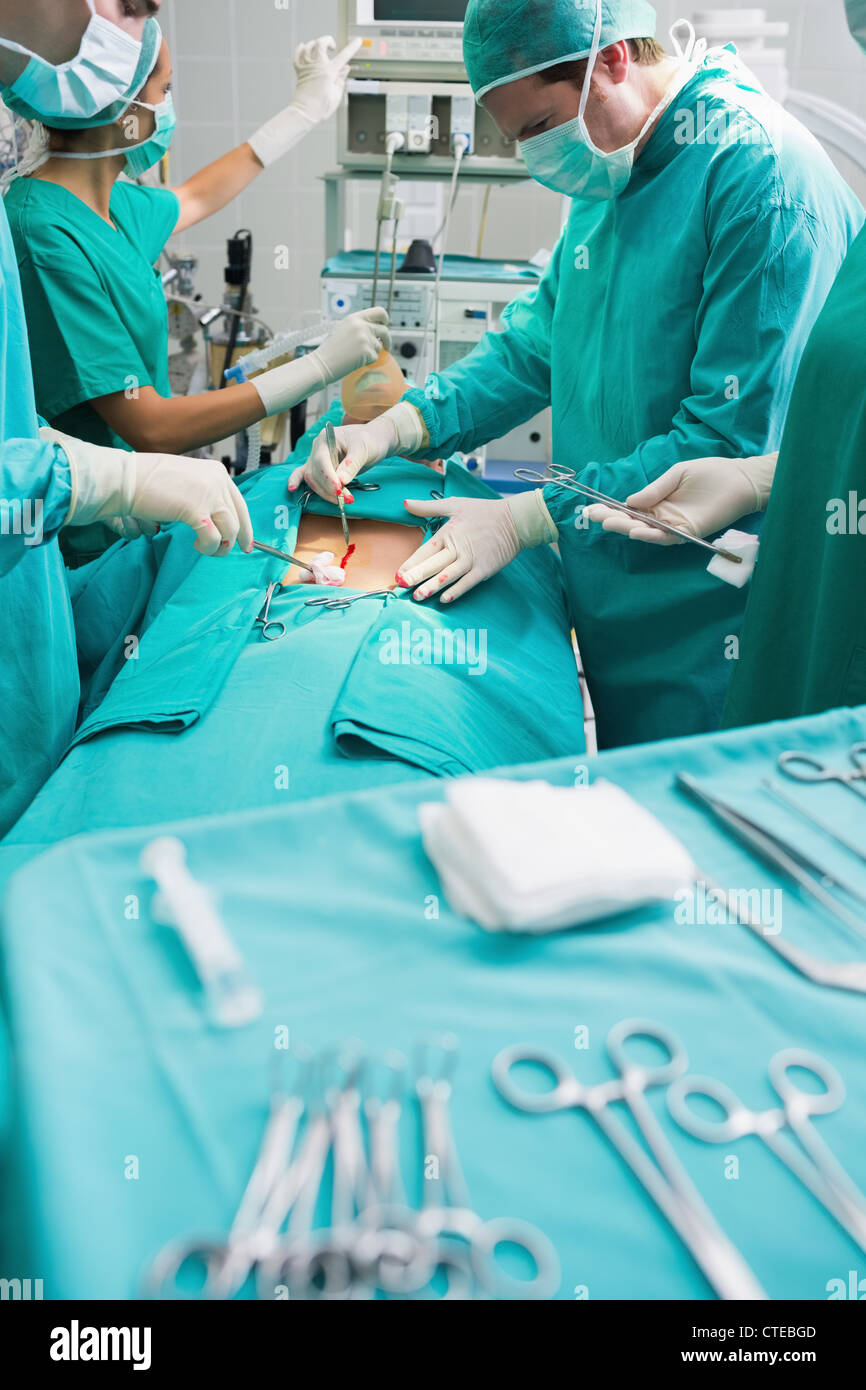 Se concentrer sur l'équipe chirurgicale à côté d'instruments chirurgicaux Banque D'Images