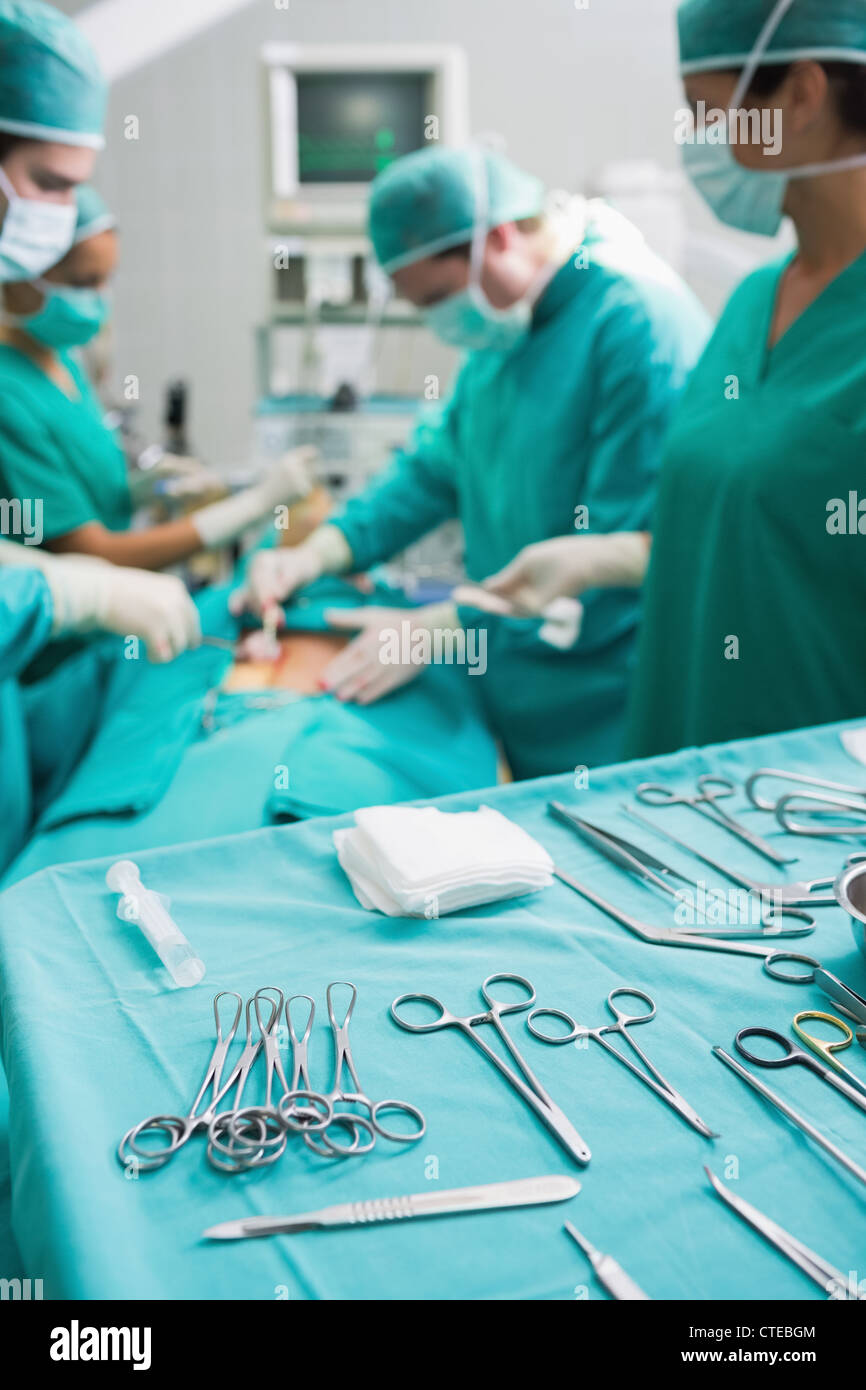 Outils chirurgicaux affichée sur un bac en chirurgie chirurgiens opèrent Banque D'Images