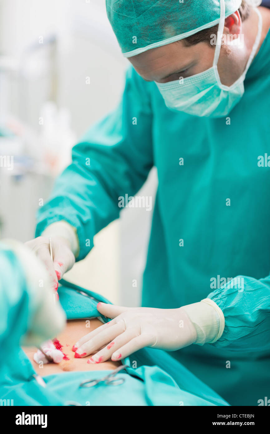 Toucher au ventre patient chirurgien Banque D'Images