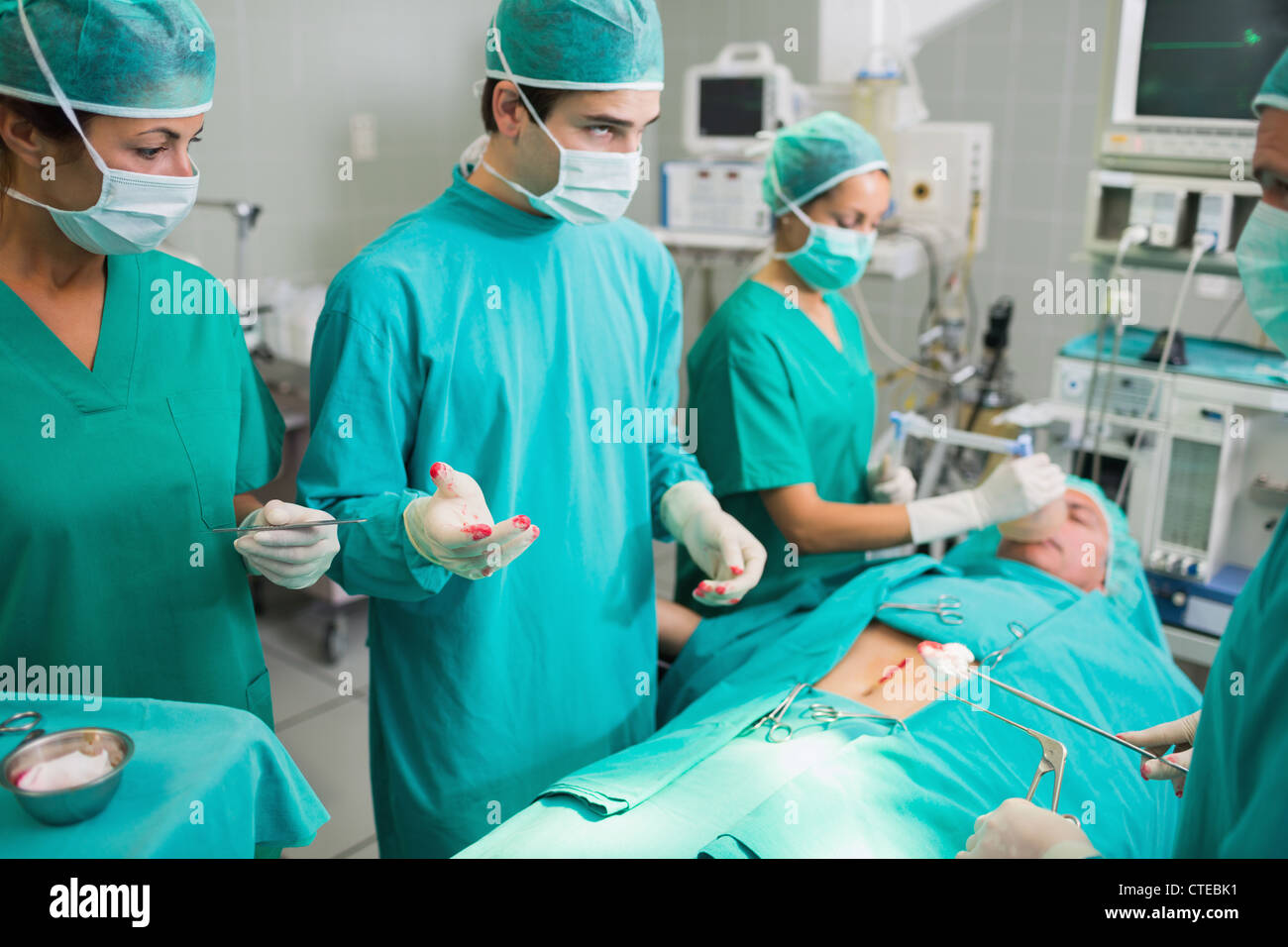 Chirurgiens debout à côté d'un patient Banque D'Images