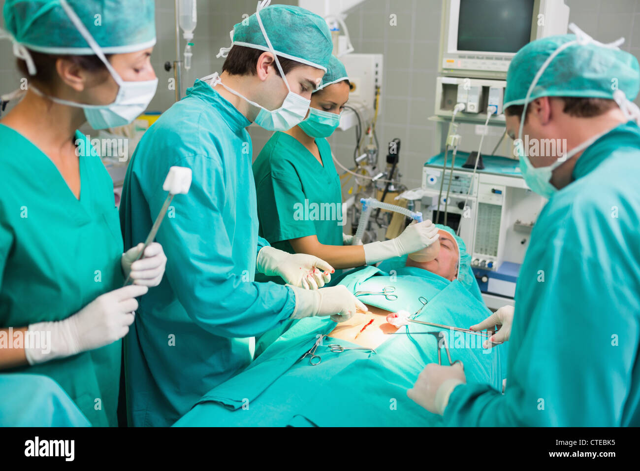 Chirurgiens concentré Banque D'Images