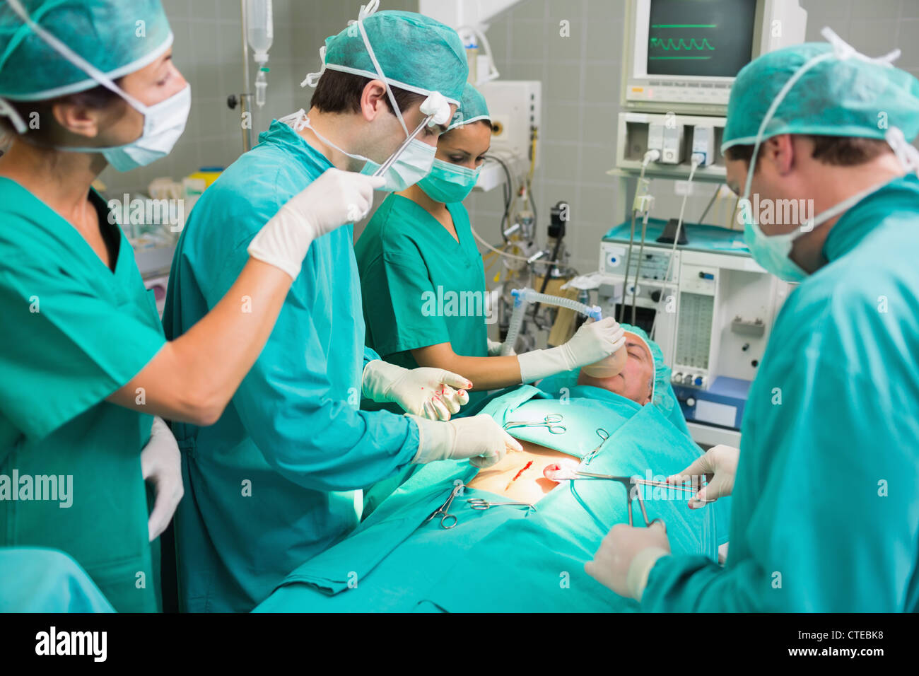 Séchage infirmière le front d'un chirurgien Banque D'Images