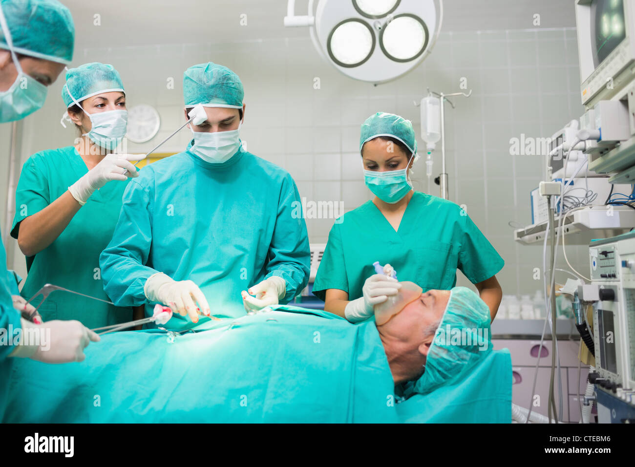 Front d'un séchage infirmière chirurgien concentré Banque D'Images