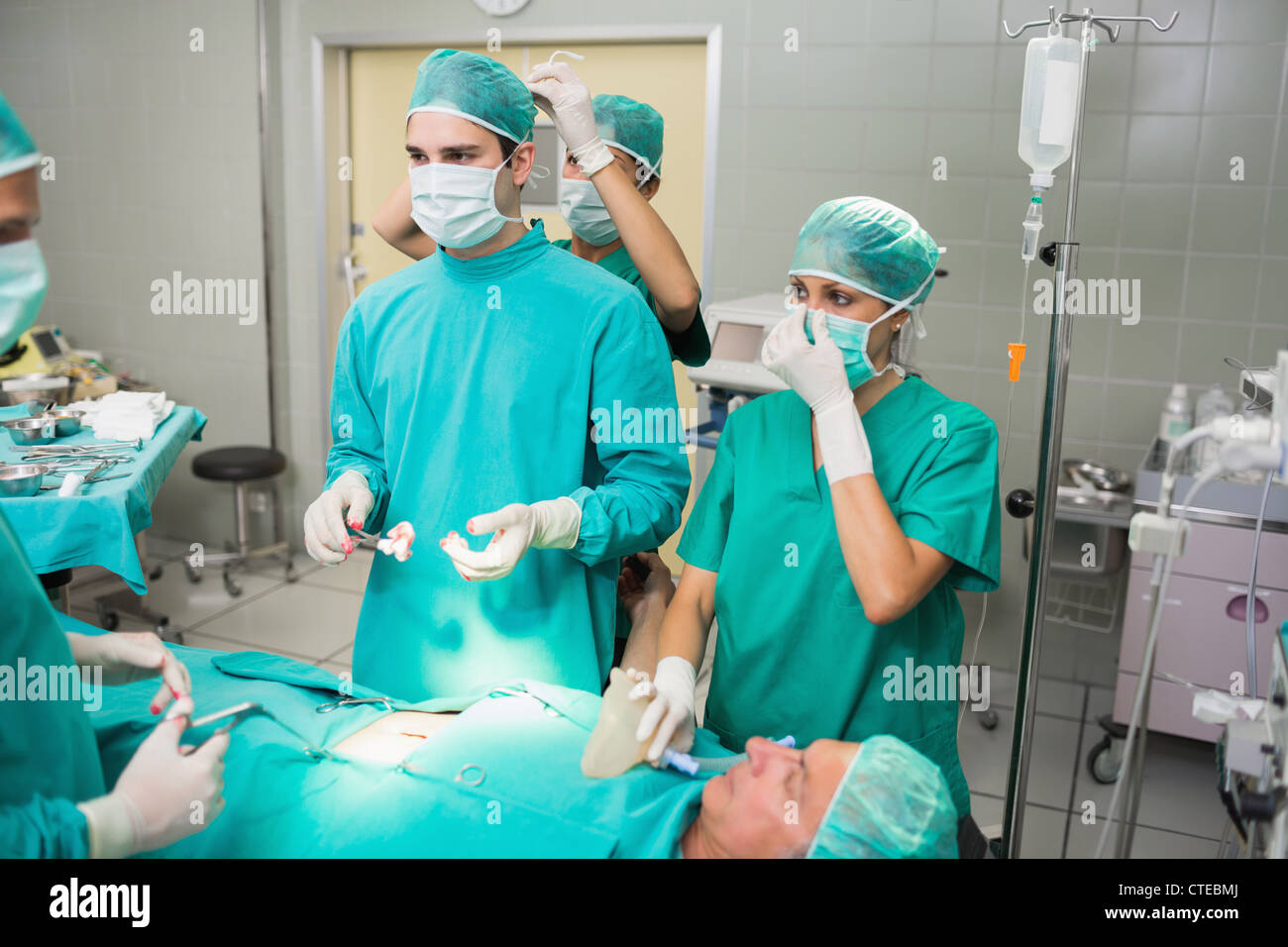 Fixation du masque de chirurgien infirmière Banque D'Images