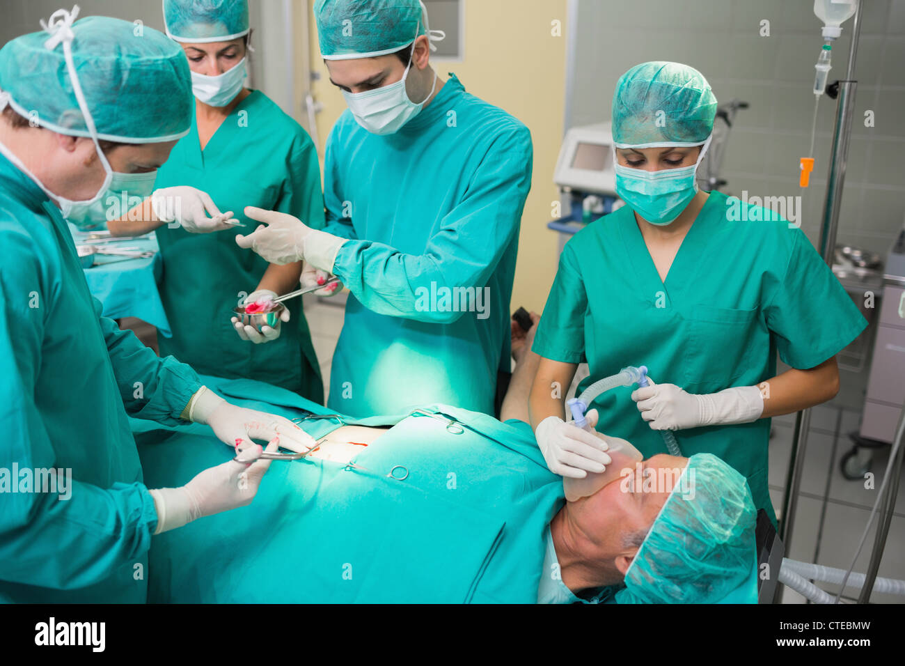 Infirmière donnant un outil chirurgical à un chirurgien Banque D'Images