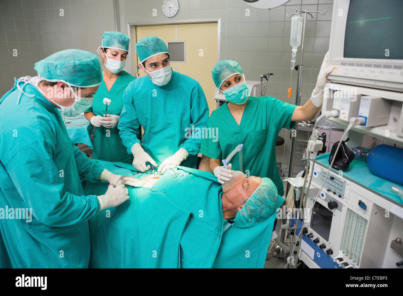 Chirurgien à la recherche à un moniteur en fonctionnement Banque D'Images