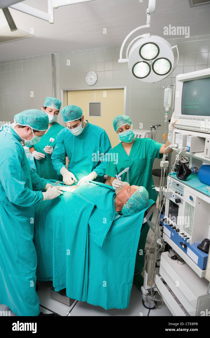 Nurse holding un masque sur un patient Banque D'Images