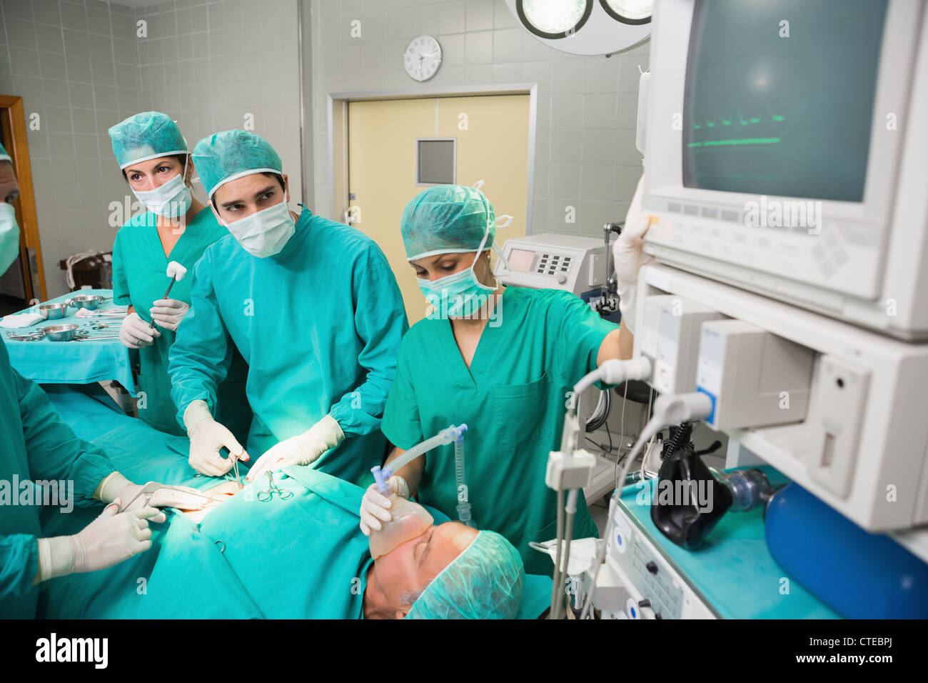 Chirurgien concentré à la recherche à un moniteur Banque D'Images