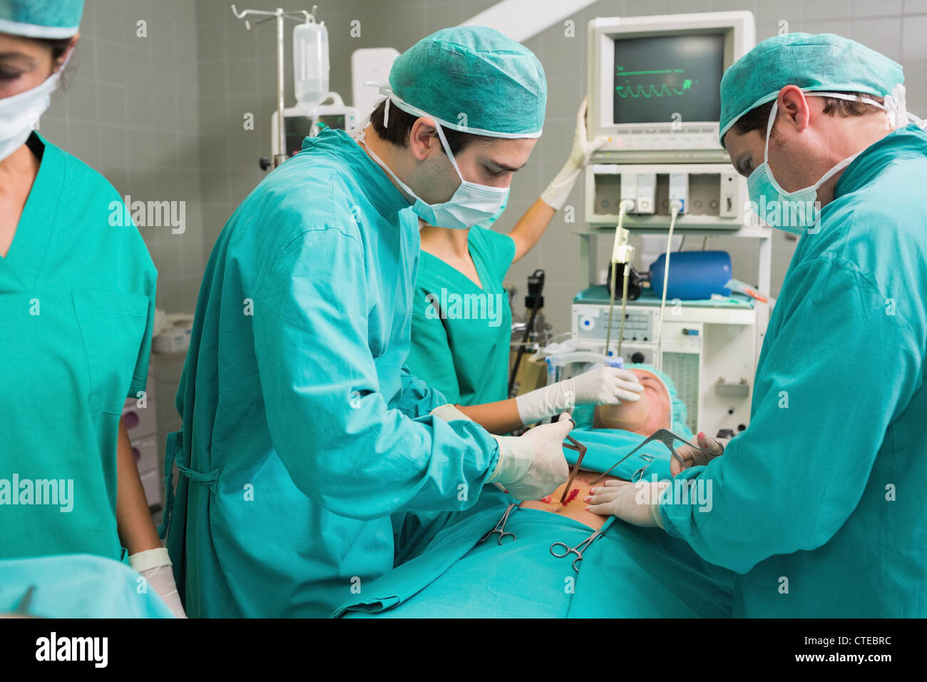 Exploitation avec des outils de chirurgie chirurgiens Banque D'Images