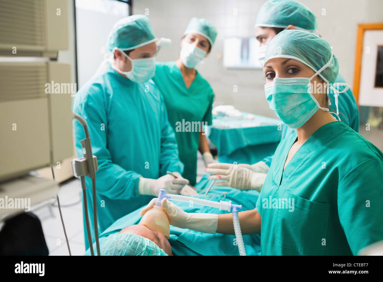 Avis d'une infirmière titulaire d'un masque à oxygène si looking at camera Banque D'Images