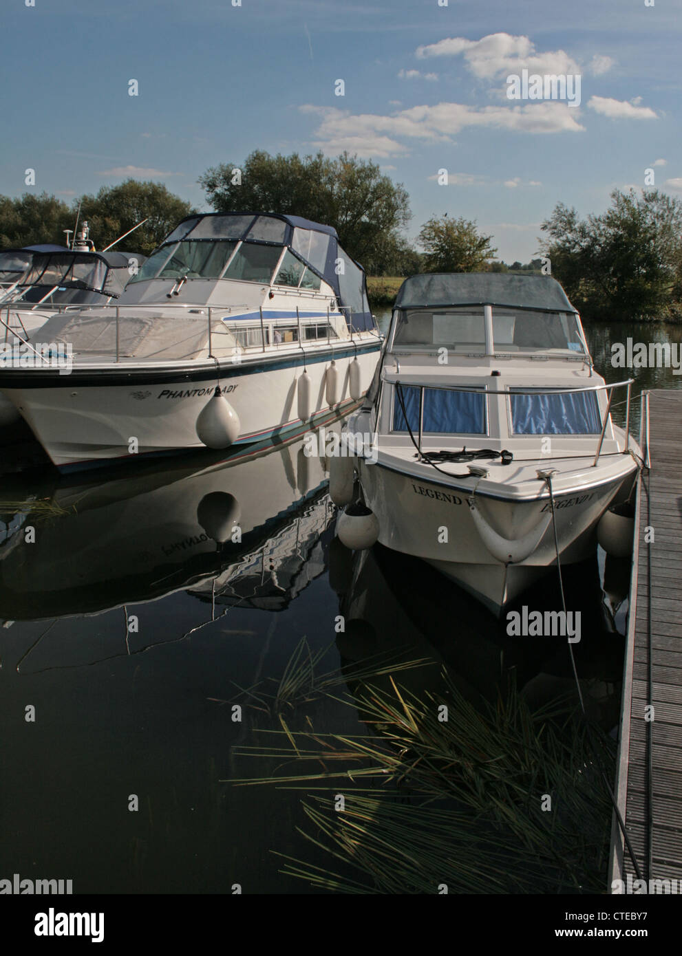 Bateaux amarrés sur la Tamise à Benson Waterfront Riverside Park Camping, Benson, Oxfordshire Banque D'Images