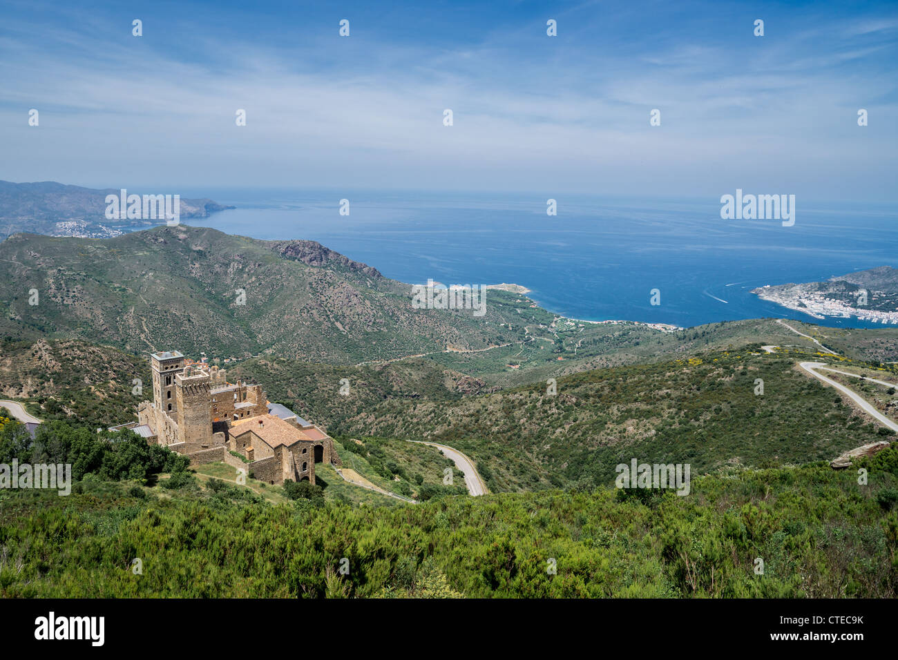 Vue aérienne de l'ancien monastère bénédictin de Sant Pere de Rodes (IX-XI siècle). La Catalogne, Espagne. Banque D'Images