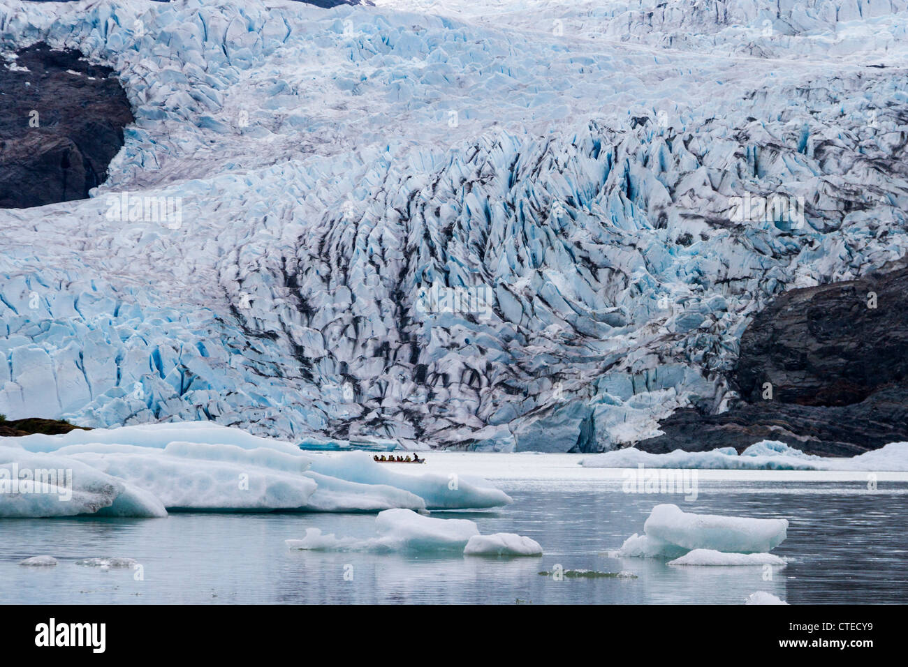 Kayakistes au glacier Mendenhall à Juneau Icefield à Juneau, Alaska. Banque D'Images