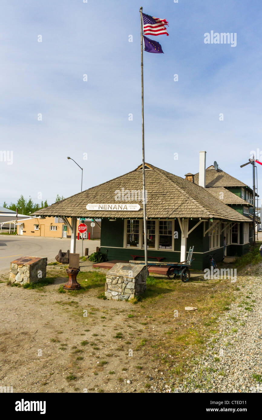 Drapeaux flottants au train depot au village de Nenana en Alaska. Banque D'Images
