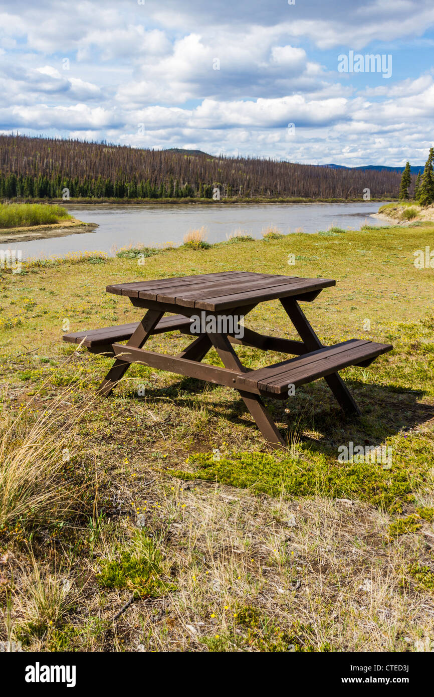 Table de pique-nique au parc du site de loisirs de Five Finger Rapids, au bord du fleuve Yukon, au Canada. Banque D'Images