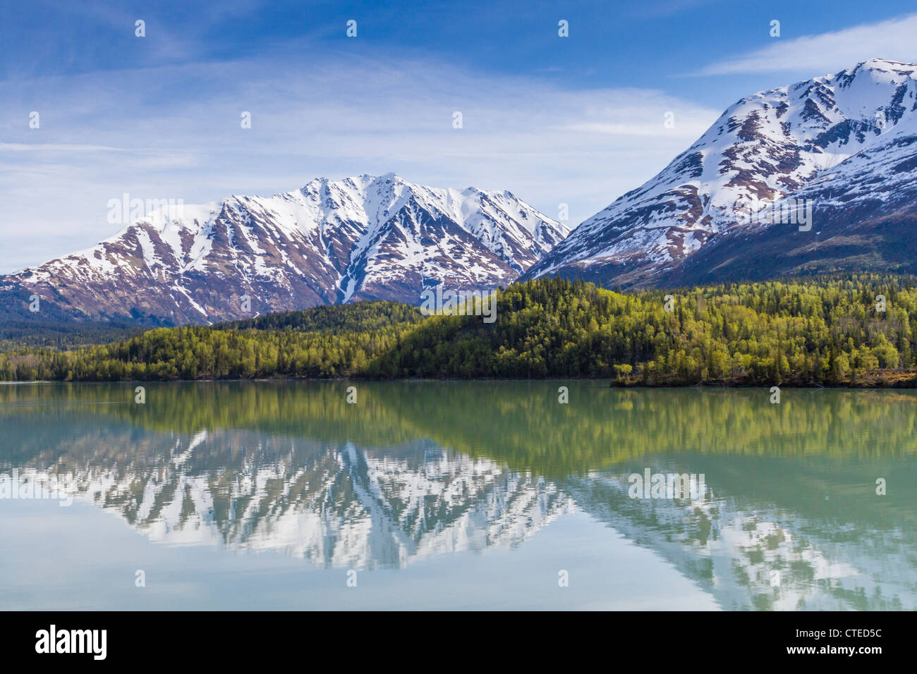 Réflexions de montagnes couvertes de neige de Kenai Lake sur la péninsule de Kenai, près de Seward, Alaska. Banque D'Images