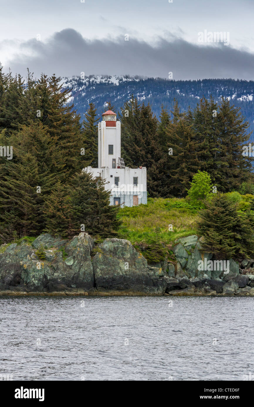 Phare de l'île Sentinel, établi en 1935 (station établie en 1902) à l'entrée du canal Lynn dans le passage intérieur de l'Alaska près de Juneau. Banque D'Images