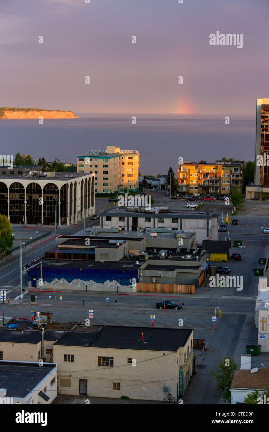 Lever du soleil au centre-ville d'Anchorage, en Alaska, vers 4 h 30, heure de l'Alaska, en juin. Banque D'Images