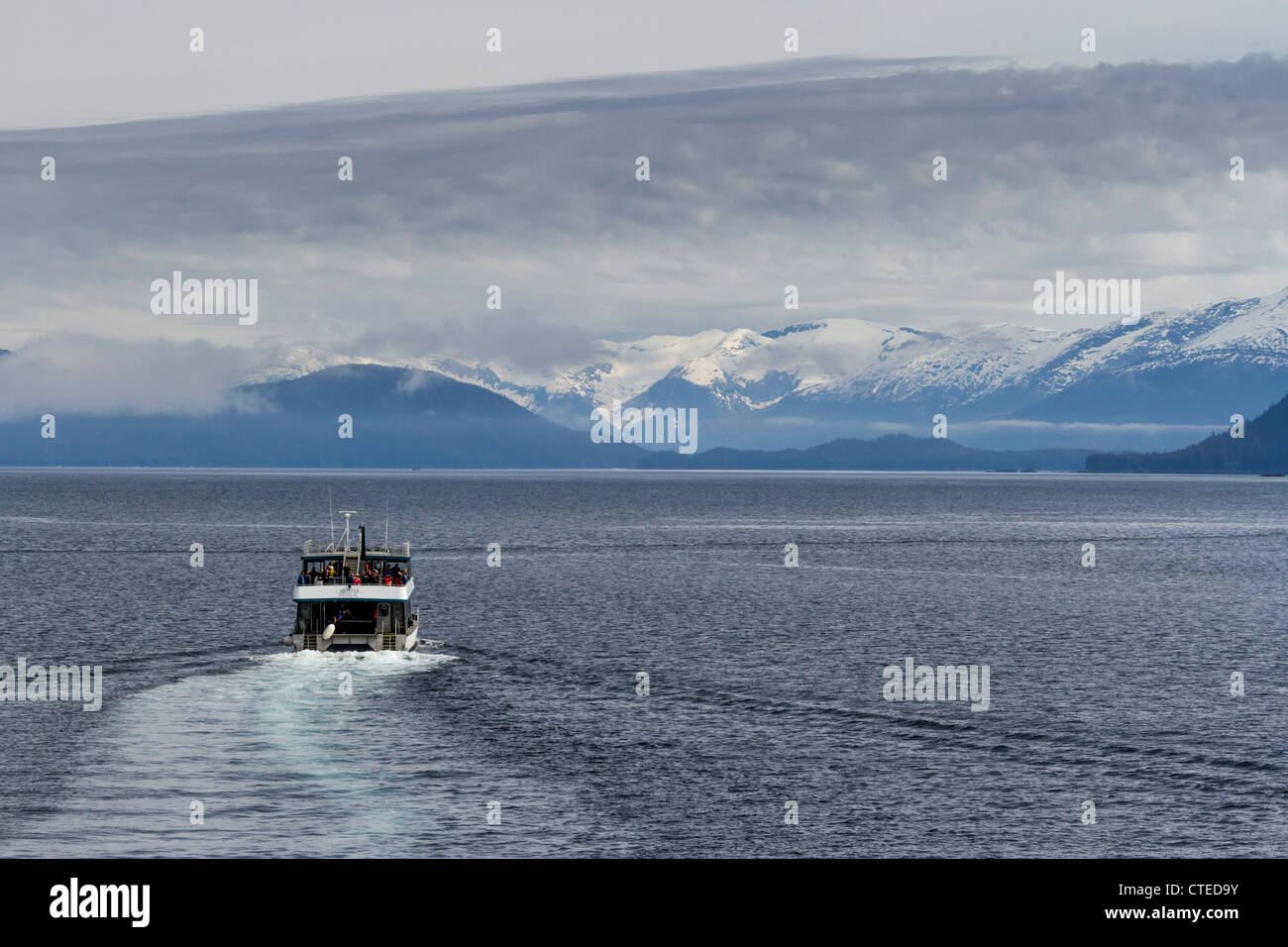 Bateau d'excursion ramasser des passagers de navires de croisière Volendam pour tour de 'passage' Tracy Arm et les glaciers. Banque D'Images