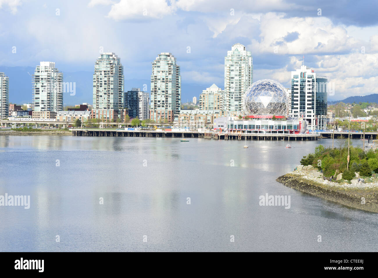 Une vue sur Vancouver's False Creek sur une belle journée ensoleillée. Banque D'Images