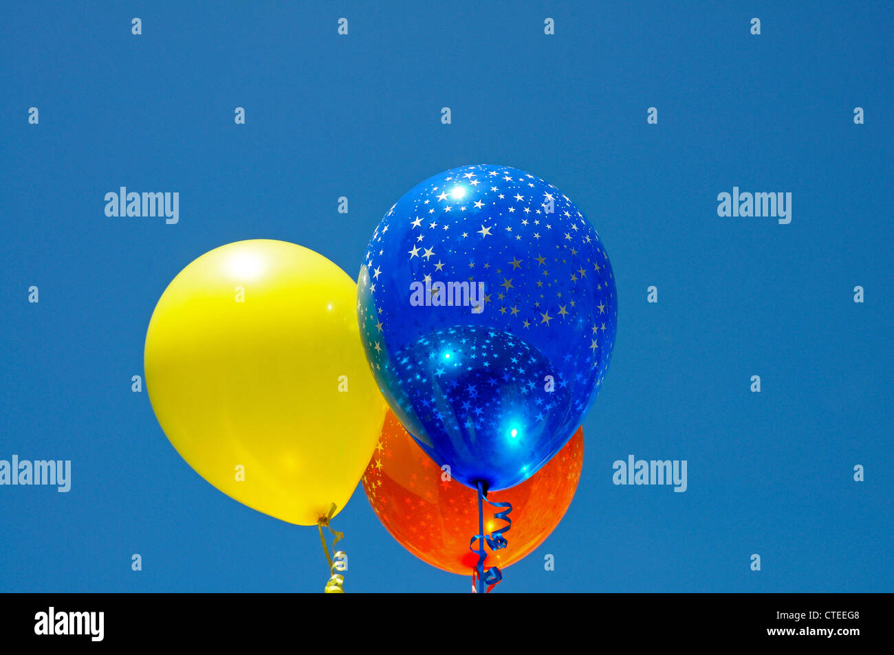 Bouquet de ballons contre un ciel bleu. Banque D'Images