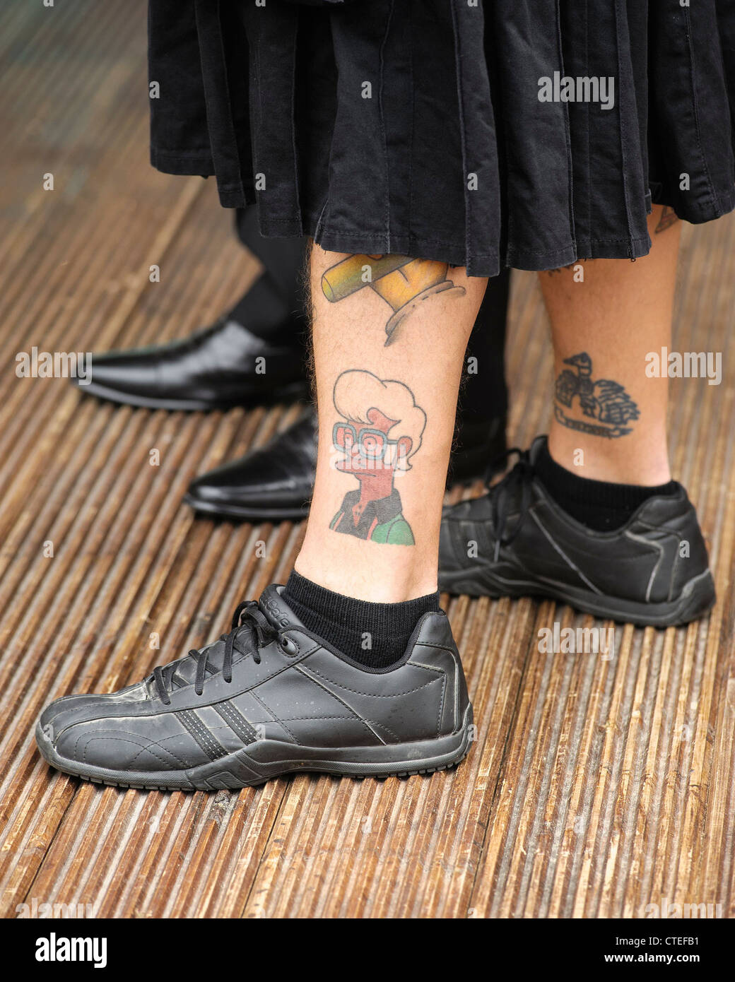 Personnage de Simpson tatouage sur une jambe. Photo par Julie Edwards Banque D'Images