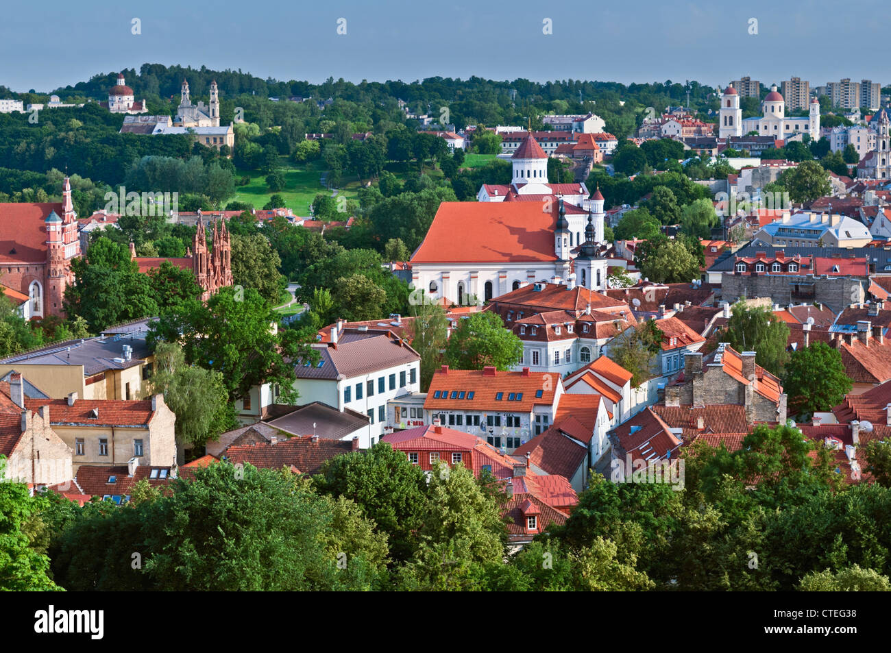 Vue sur la ville à l'église de St Michel Vilnius Lituanie Banque D'Images