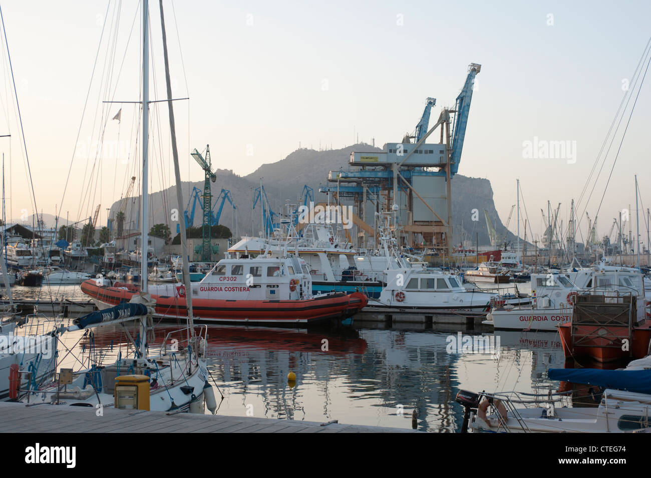 Vue sur La Cala, la marina de Palerme, Sicile, Italie. Banque D'Images