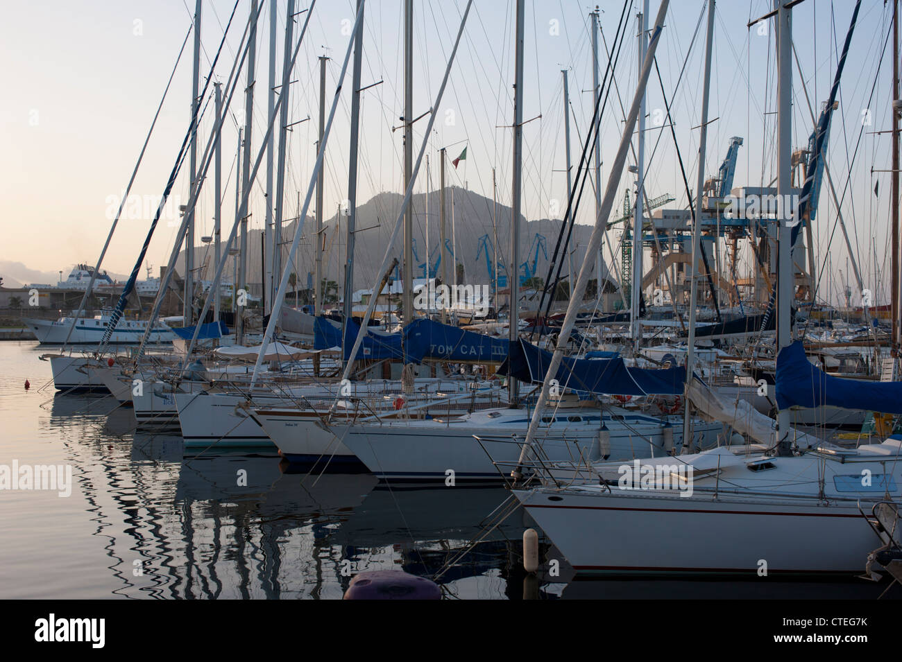 Vue sur La Cala, la marina de Palerme, Sicile, Italie. Banque D'Images