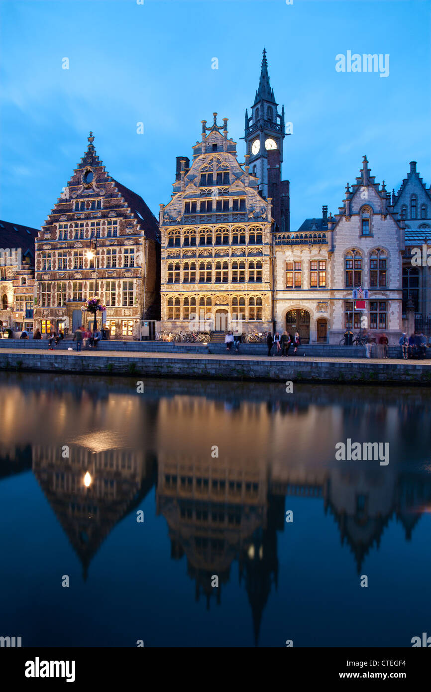 Gent - Palais avec le canal en soirée à partir de Korenlei street le 24 juin 2012 à Gand, Belgique. Banque D'Images