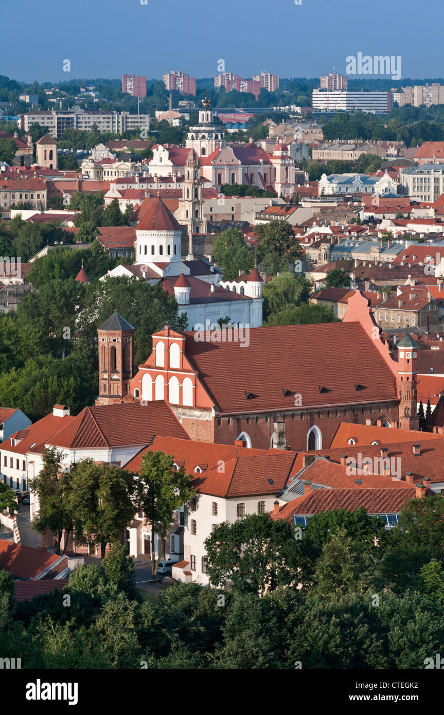 Vue sur la ville à l'Église des Bernardins et Sainte Mère de Dieu Église Vilnius Lituanie Banque D'Images