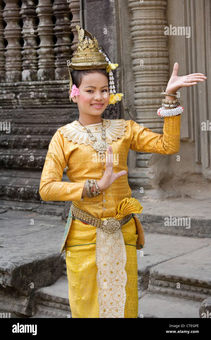 Belle danseuse cambodgienne à Angkor Wat dans le nord du Cambodge Banque D'Images