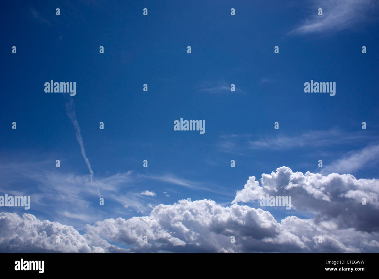 L'été bleu ciel avec des nuages Banque D'Images
