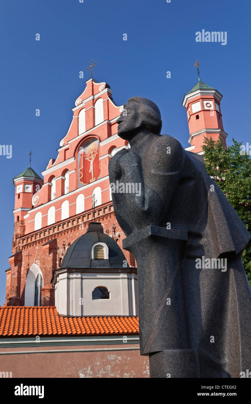 Statue de Adam Mickiewicz et Bernardine Church Vilnius Lituanie Banque D'Images