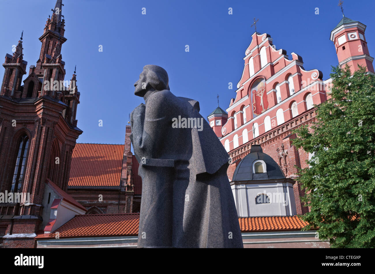 Statue de Adam Mickiewicz et Bernardine Church Vilnius Lituanie Banque D'Images