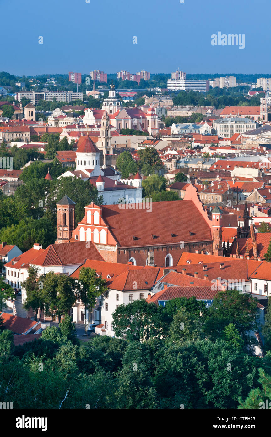 Vue sur la ville à l'Église des Bernardins et Sainte Mère de Dieu Église Vilnius Lituanie Banque D'Images