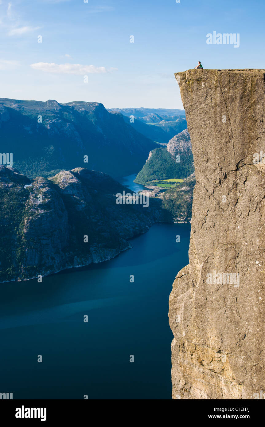 Une femme jouit de la vue depuis le rocher Pulpit, Norvège Banque D'Images