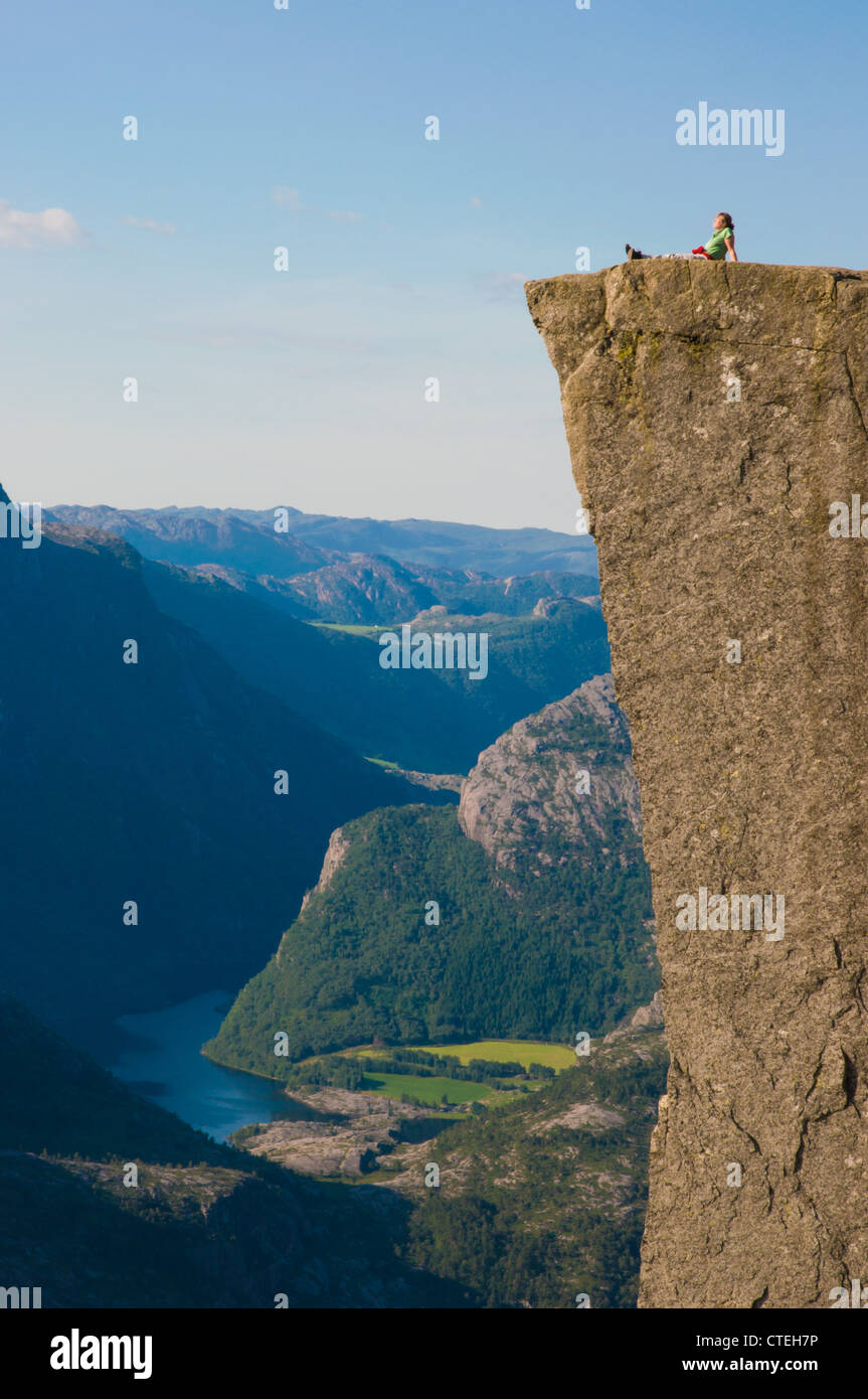 Une femme profitant de la vue depuis le rocher Pulpit, Norvège Banque D'Images